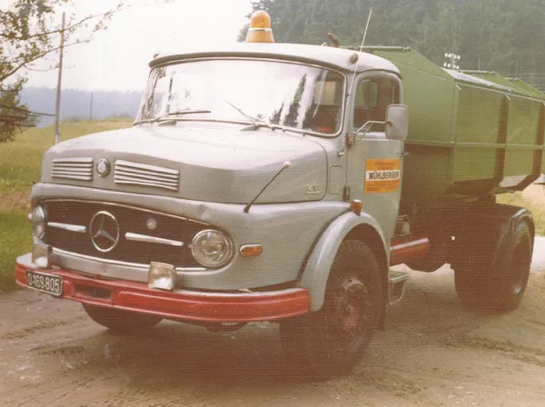 Mercedes mit Hakenlift, ca. 1975