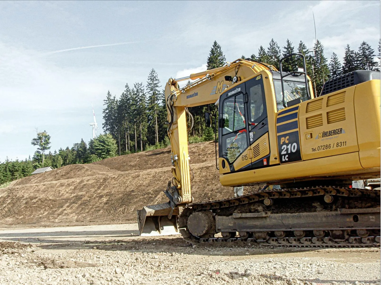 Geländegestaltung mit Komatsu PC 210