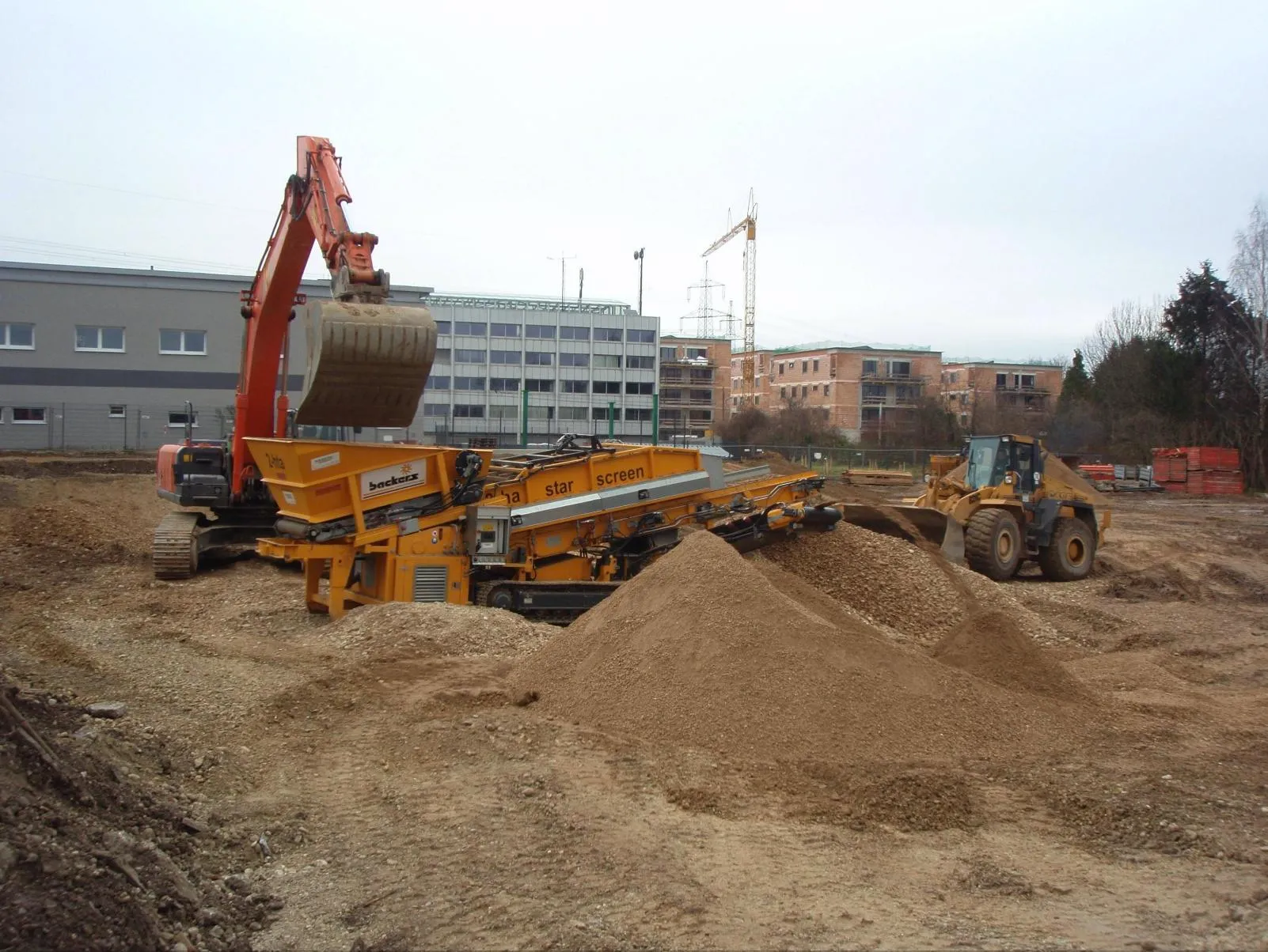 Sternsieb-Sortierung nach Korngröße mit Hitachi Zaxis 350 und Radlader Case 821