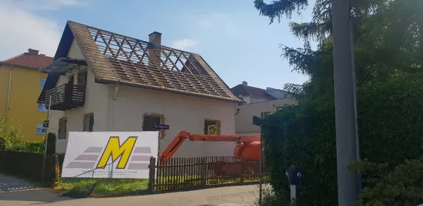 Abbruch eines Einfamilienhauses mit dem Bagger