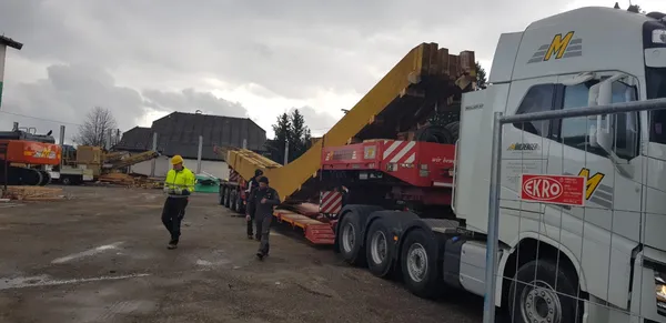 Abbruch eines Lagerhauses mit dem Bagger