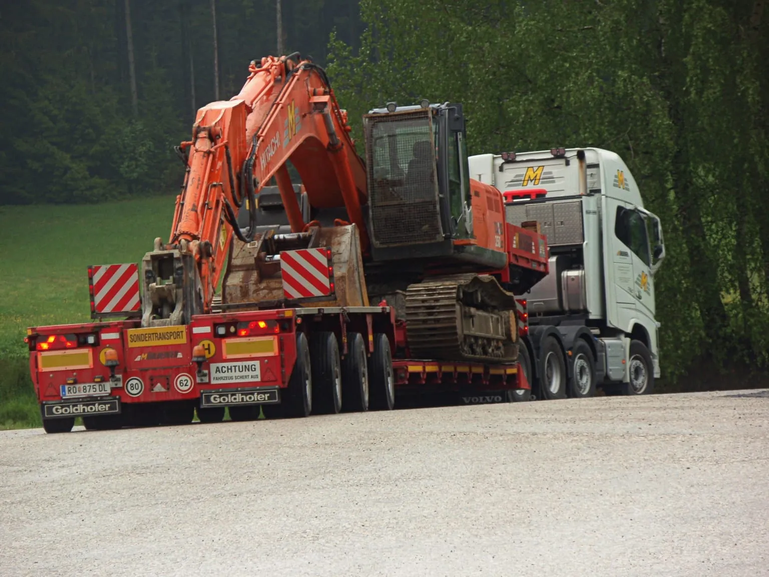 Bagger auf der Baustelle des Lebensmittelmarkts