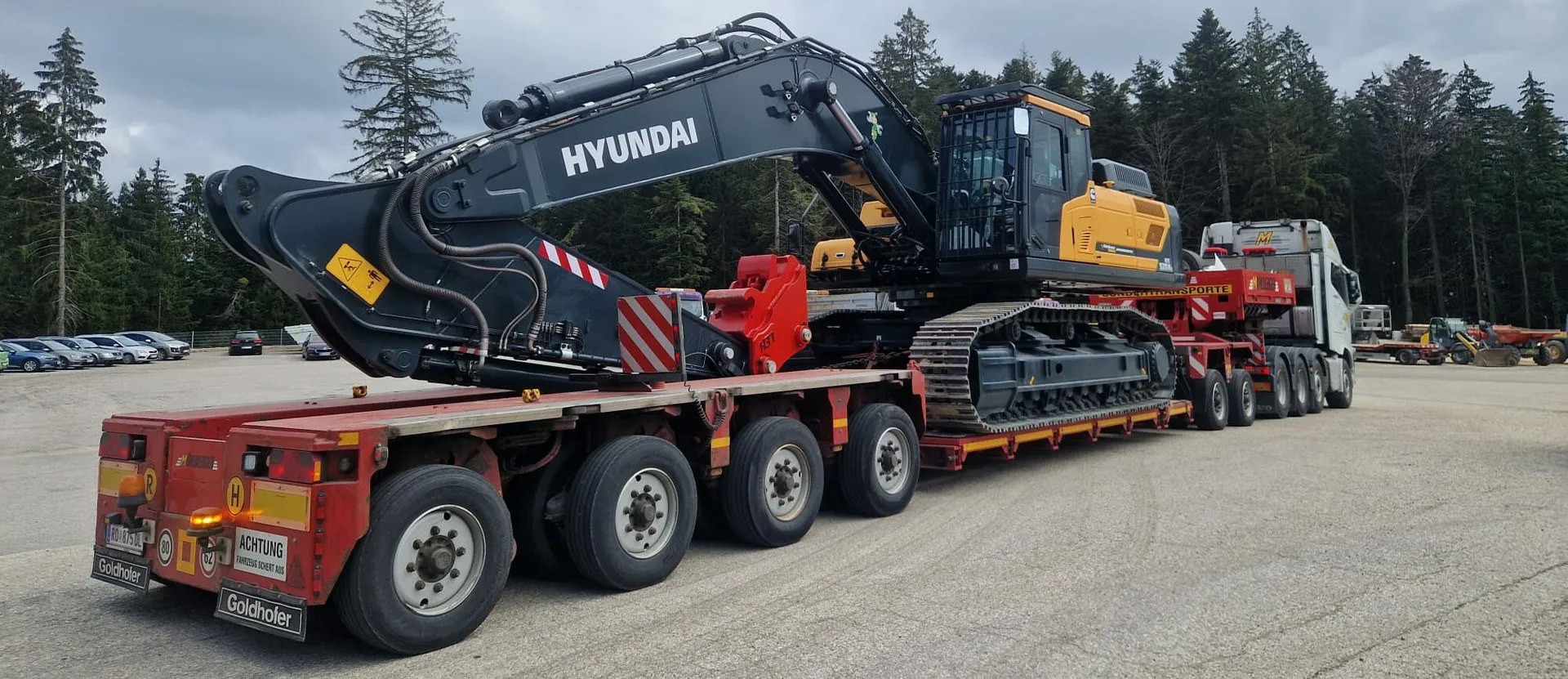 Tieflader-Transport einer Baumaschine