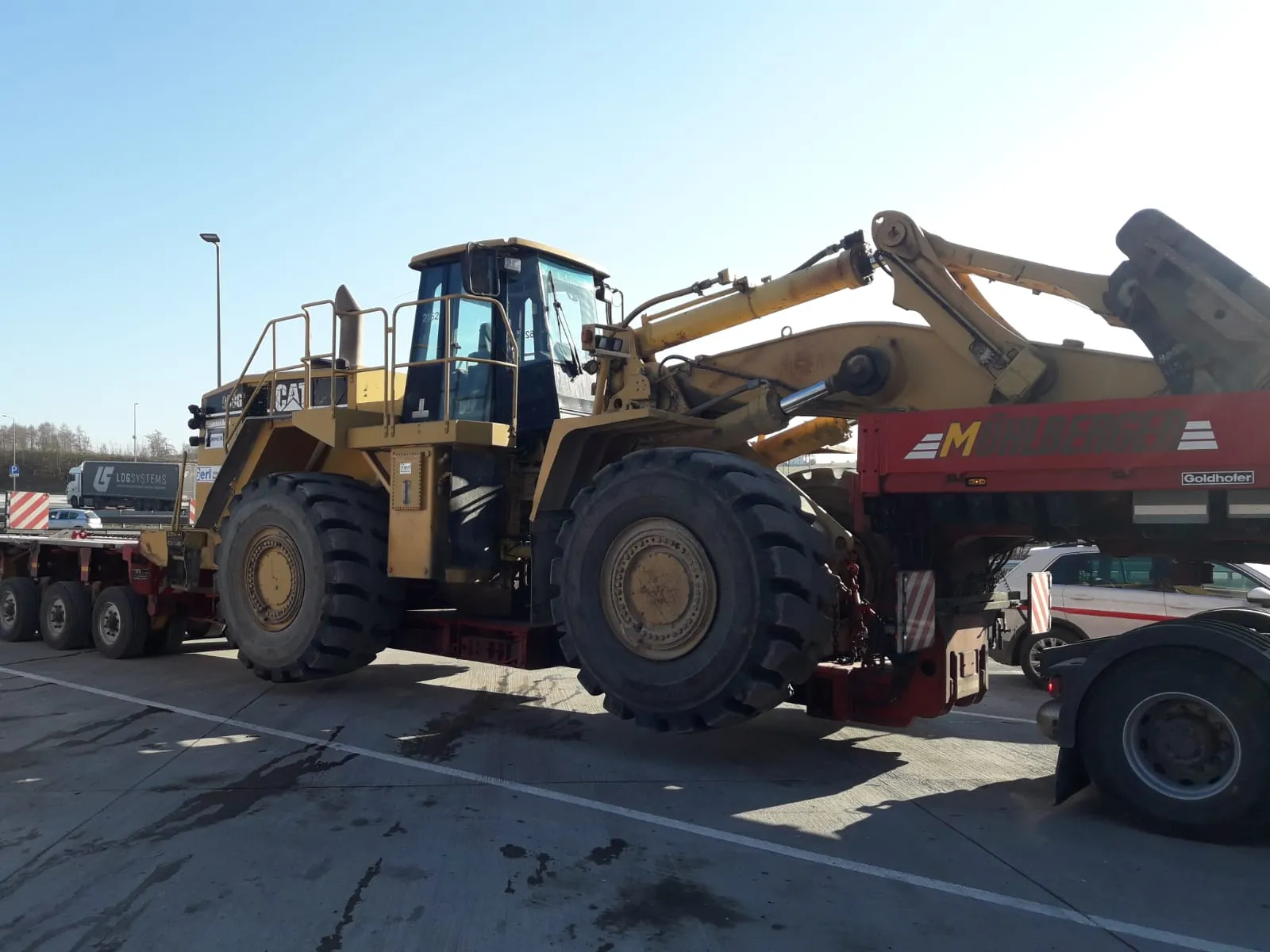 Caterpillar 988G auf dem Tiefbetttieflader